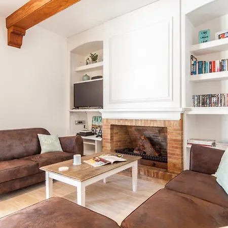 Garu - Beautiful Walking Distance To