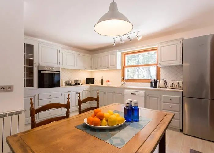 Villa Garu - Beautiful Walking Distance To