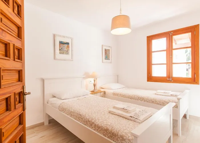 Garu - Beautiful Walking Distance To